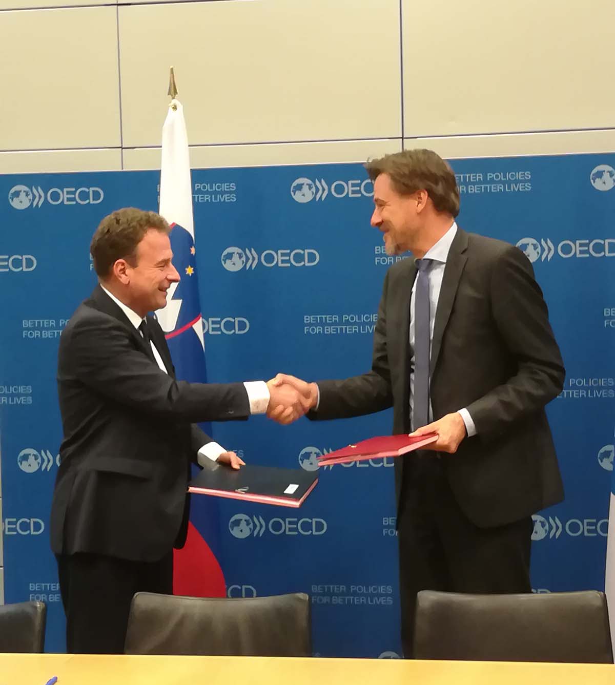 OECD Partnerships & implementation : handshake